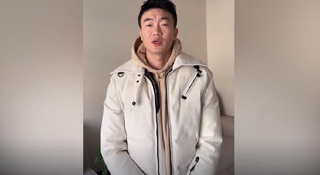 说着，萧常乾又道：你自己算算，我妈那身体还能活几年？三年五年哪都是了，咱们再养她三五年，等她死后，六百多万寿险到咱们手里，划下来，一年就是一两百万，你说值不值？值。